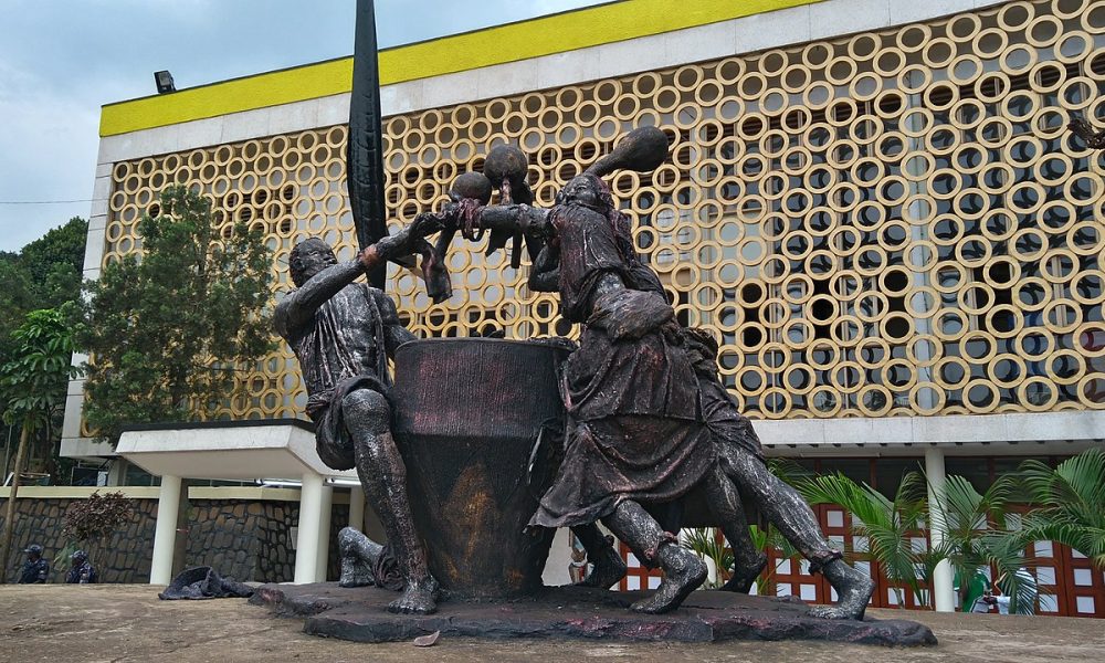 1280px-Monument_at_Uganda_Museum-1000x600-1